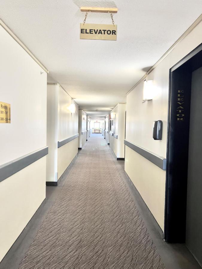 Super 8 By Wyndham Whitecourt Hotel Exterior photo
