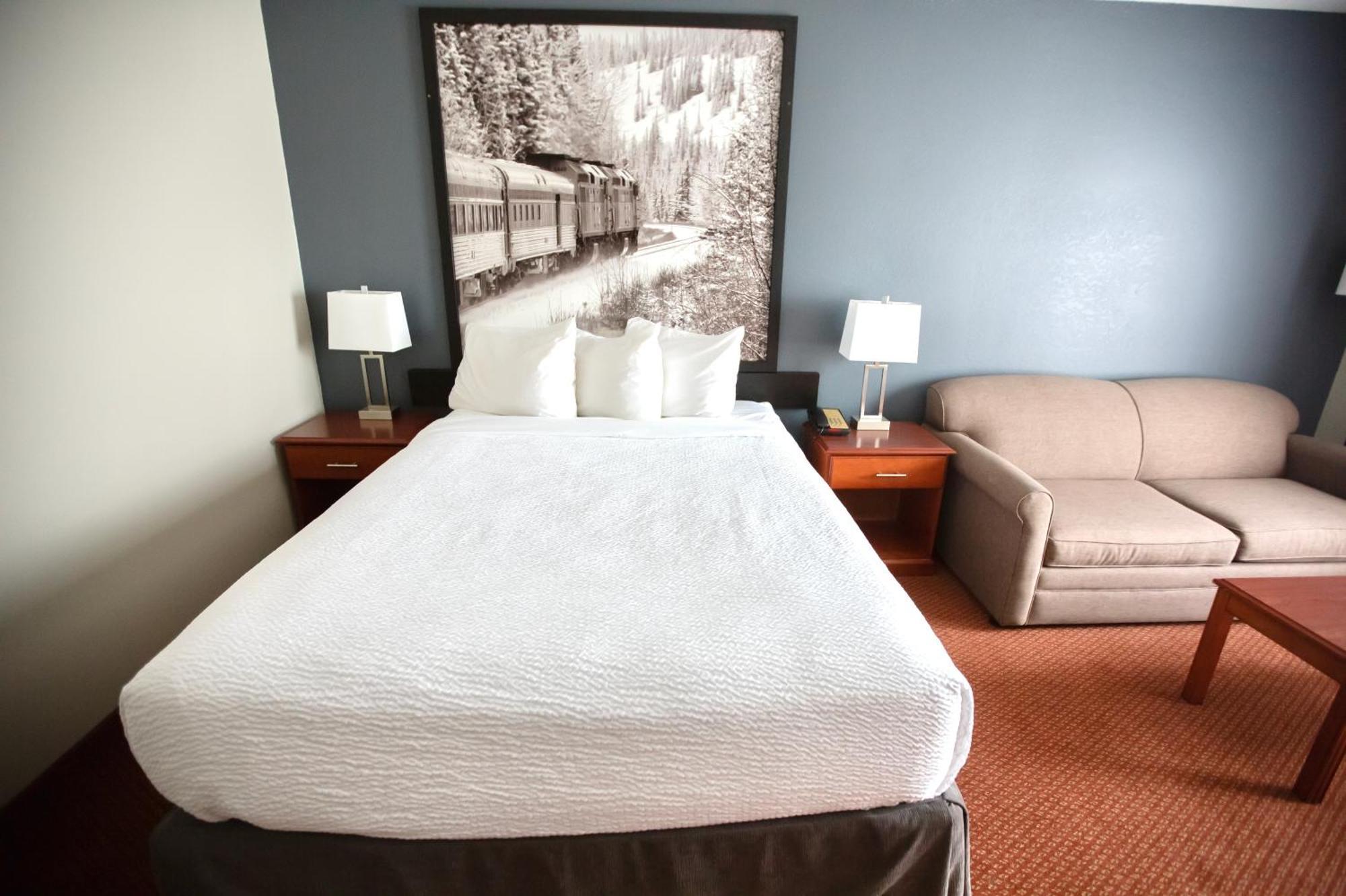 Super 8 By Wyndham Whitecourt Hotel Exterior photo