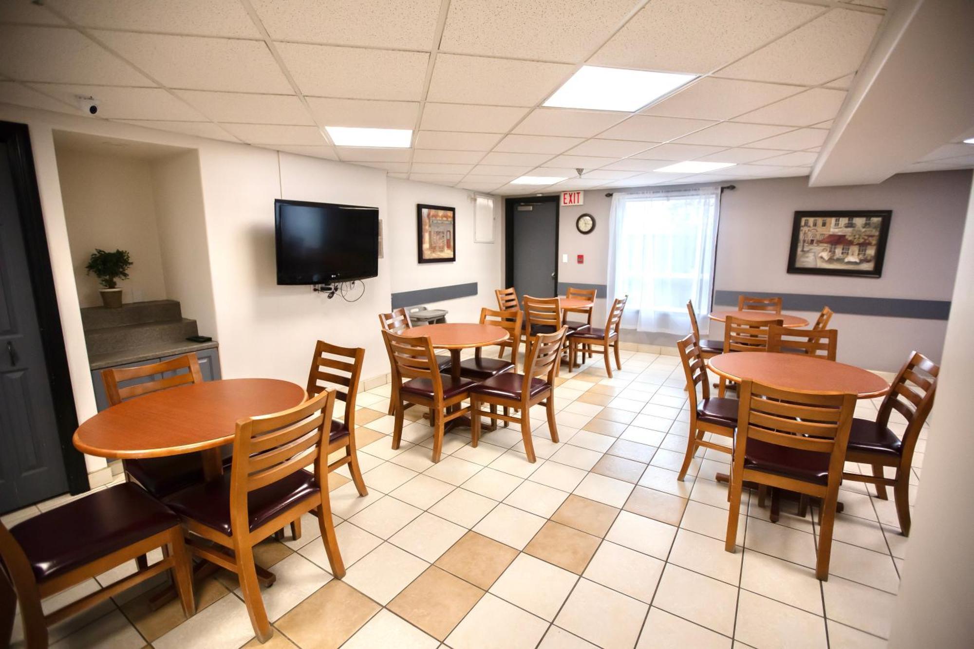 Super 8 By Wyndham Whitecourt Hotel Exterior photo