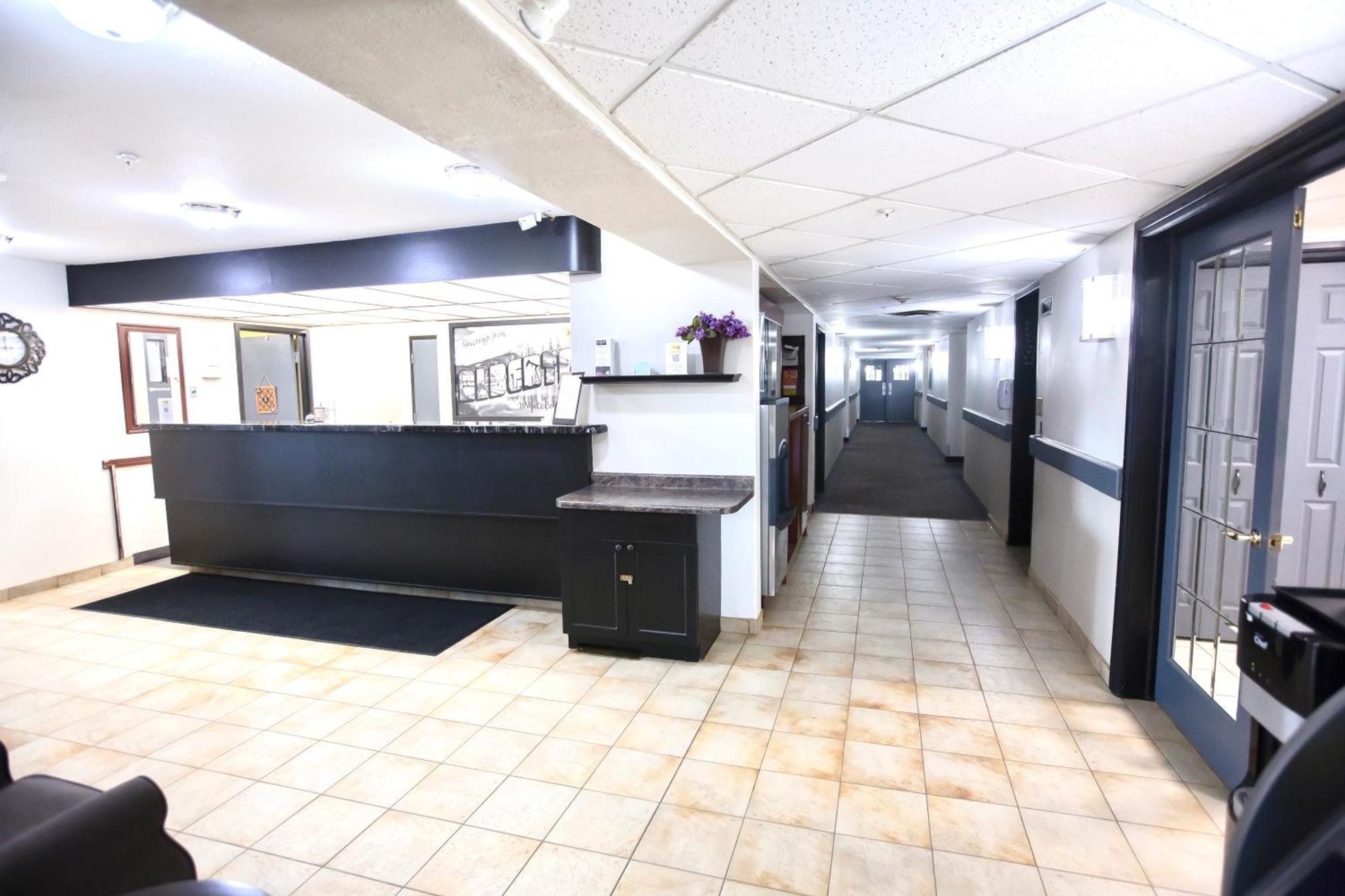 Super 8 By Wyndham Whitecourt Hotel Exterior photo