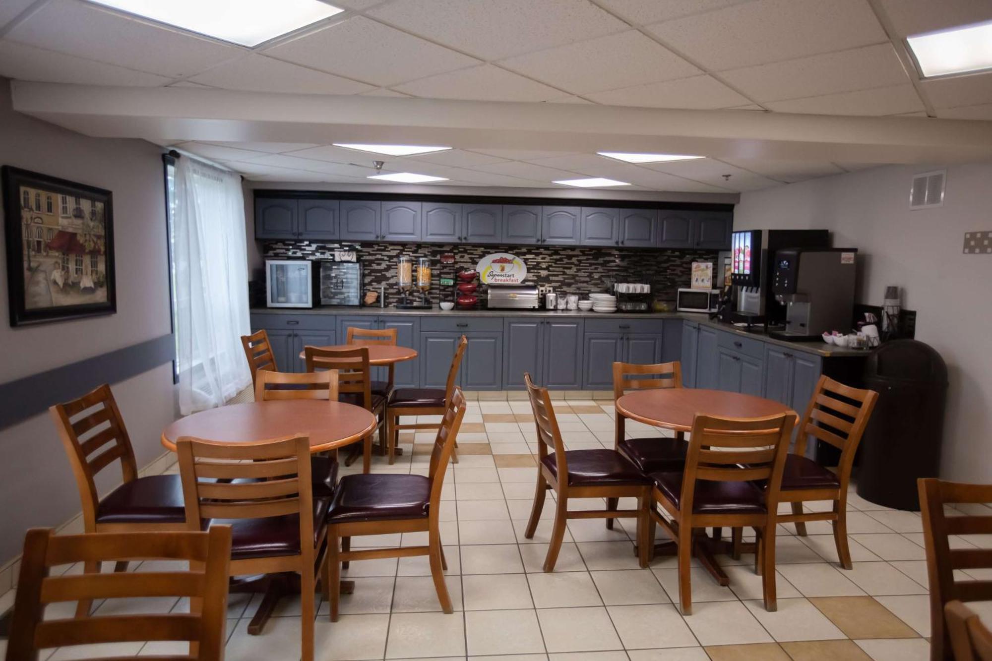 Super 8 By Wyndham Whitecourt Hotel Exterior photo