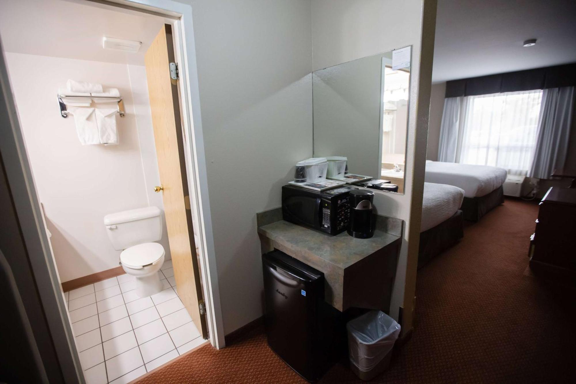 Super 8 By Wyndham Whitecourt Hotel Exterior photo