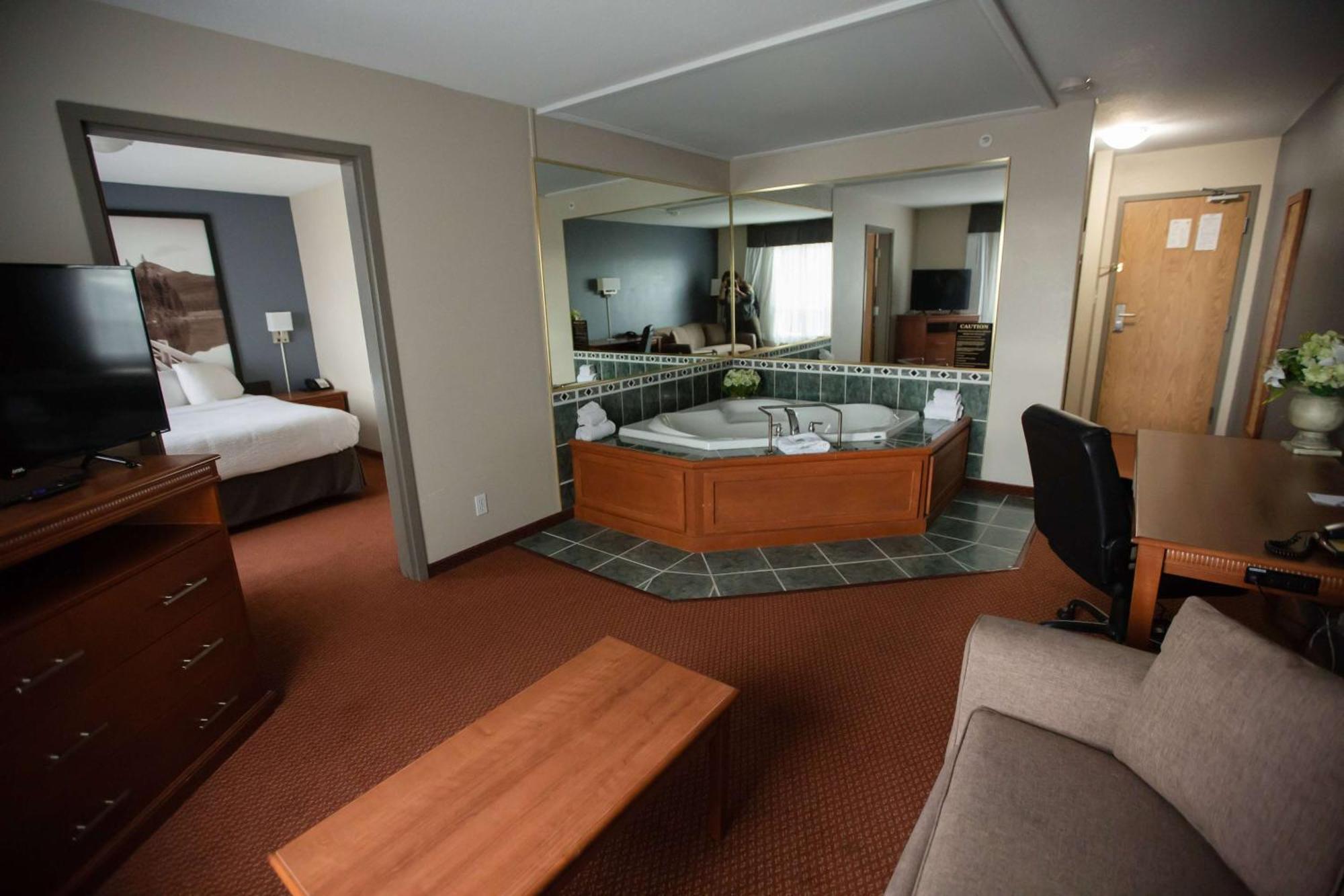 Super 8 By Wyndham Whitecourt Hotel Exterior photo